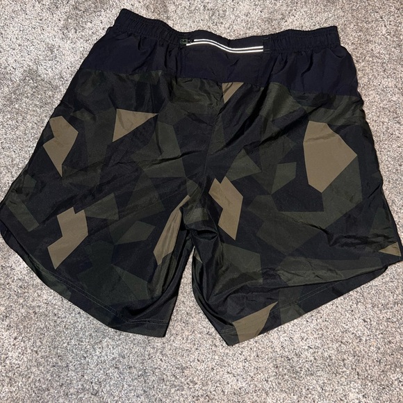 Under Armour heat gear loose shorts w/liner. Large. - Picture 3 of 3